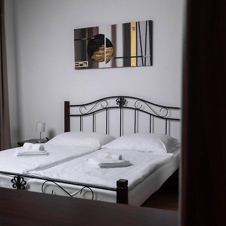 Penzion Kralovske Lazne Poděbrady Exteriör bild